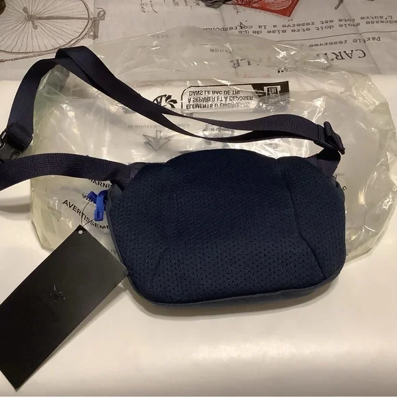Arc'teryx Navy Blue Belt Bag with Blue Zipper Pull - Picture 2 of 2